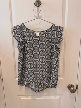 LOFT Black & White Circular Print Ruffle Sleeve Top